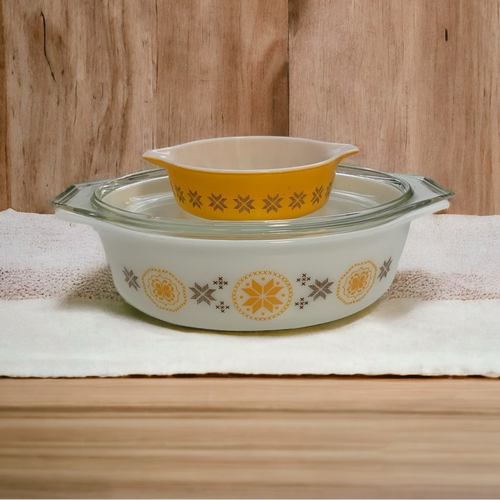 Set of 2 Vintage 60’s Town and Country Pyrex Casserole Dish Set